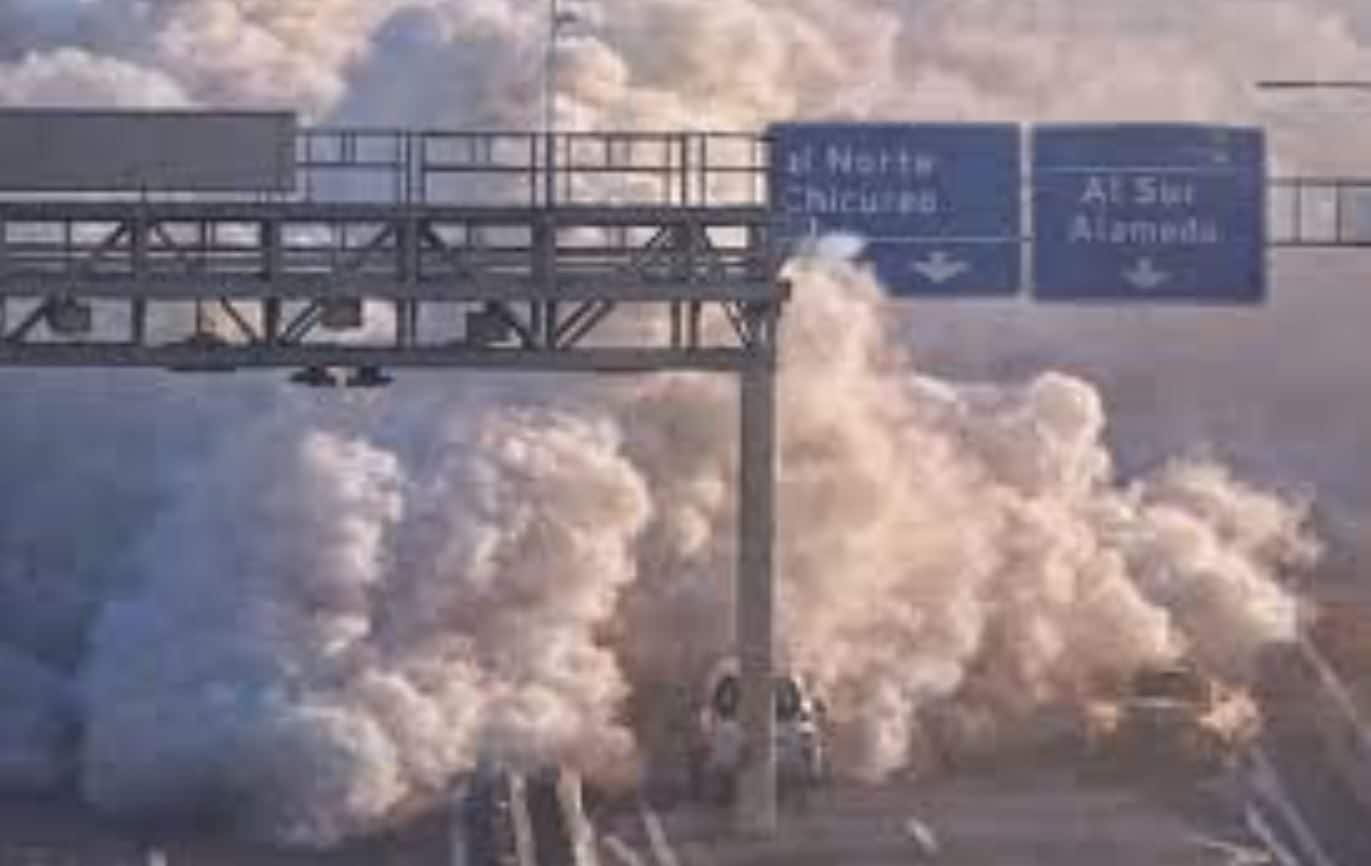 Camion cisterna esplode e fa strage in strada, il terribile video del gas che avvolge tutto: almeno 9 morti in Cile