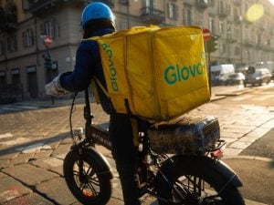Rider preso a pugni e mandato in ospedale a Torino perché non ha resto: “Servono più tutele, non siamo animali”