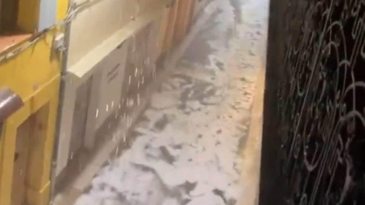 Strade di Antibes ricoperte di grandine