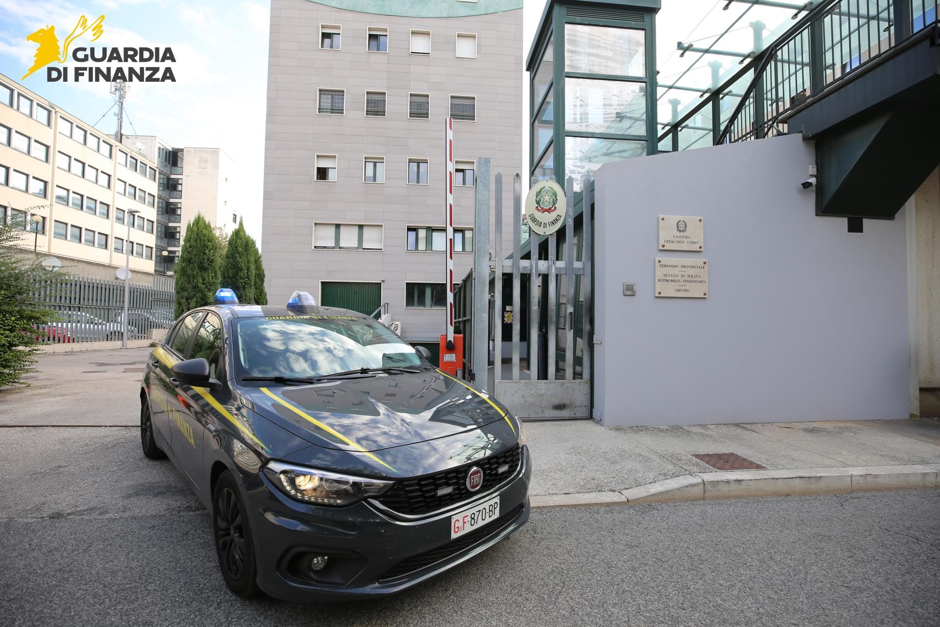 Prometteva guadagni facili ma era una truffa: sequestrati beni per 4 milioni di euro e un antico claviorgano