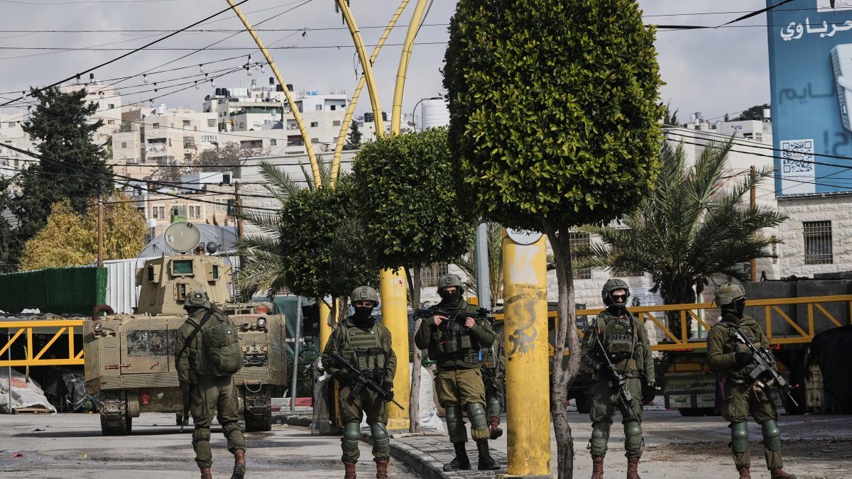 Militari israeliani nella città palestinese di Hebron
