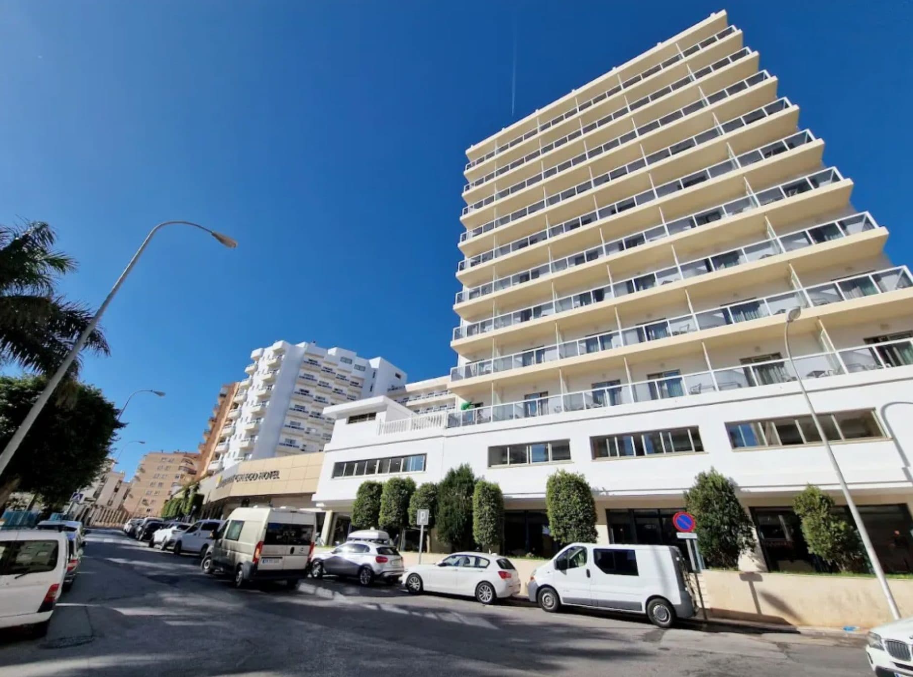 Muore cadendo da un balcone in hotel mentre è in vacanza in Spagna: la moglie e i figli dormivano