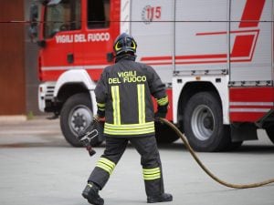 Arezzo, esplodono le bombole d’ossigeno trasportate su un camion: tre feriti, mezzo in fiamme