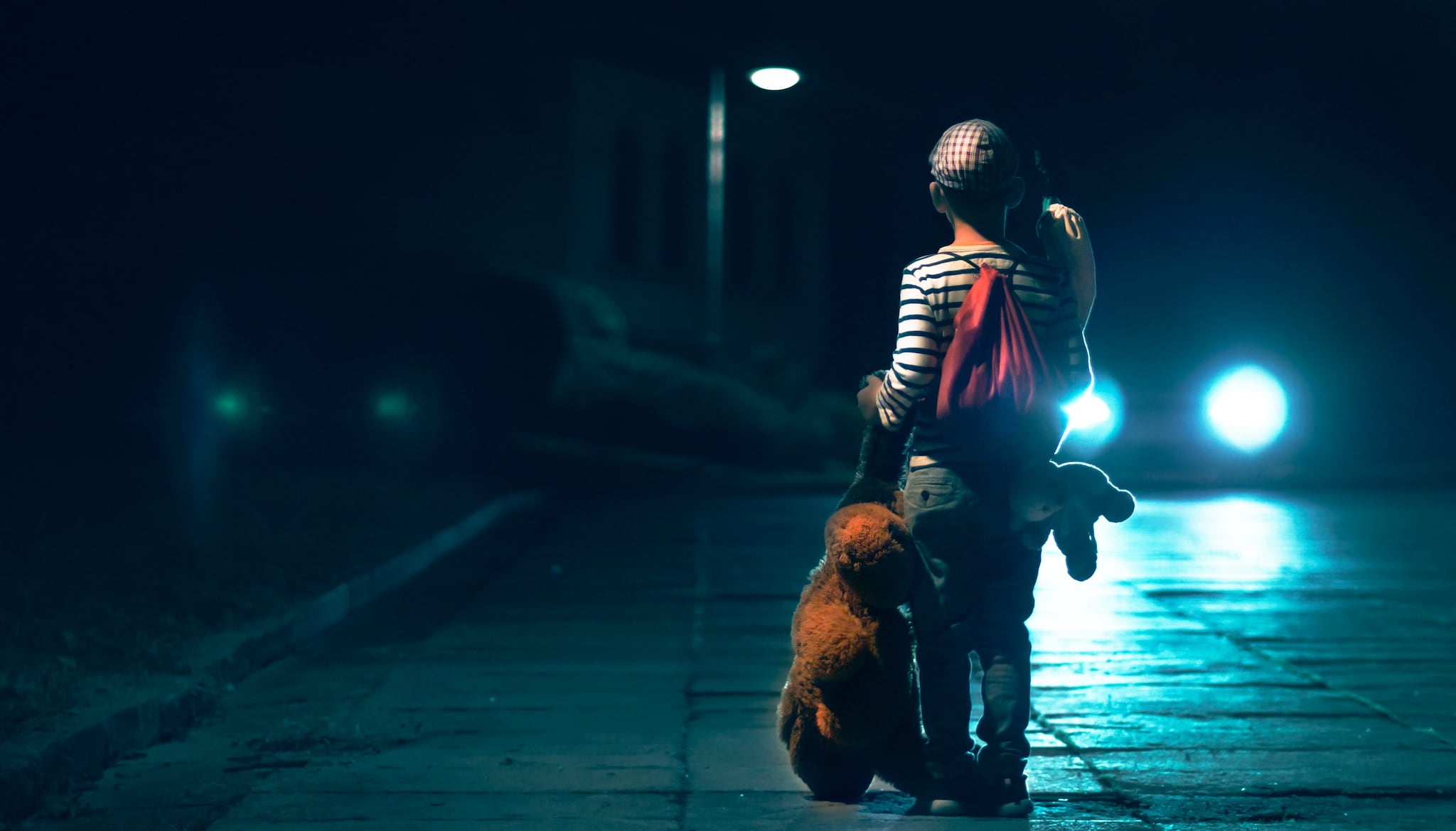 Bimbo di 6 anni vaga di notte sulla tangenziale: era a piedi nudi e senza vestiti