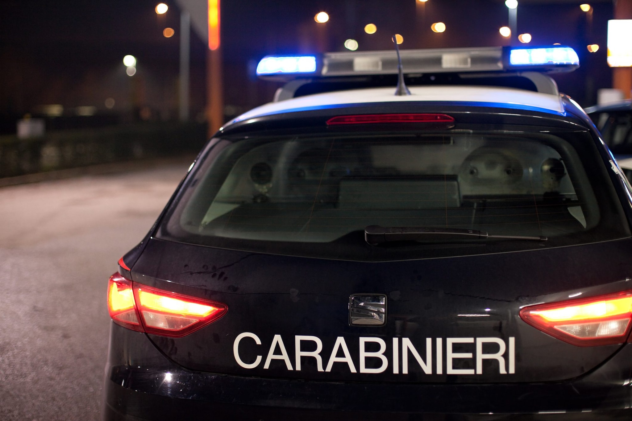 Insegue la ex con il coltello e la riprende con la dashcam dell'auto: lei chiama i Carabinieri e lo fa arrestare