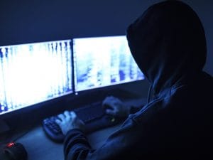 Litiga con l’amica, per vendicarsi affigge per mesi suoi fotomontaggi pornografici in strada: arrestato 19enne