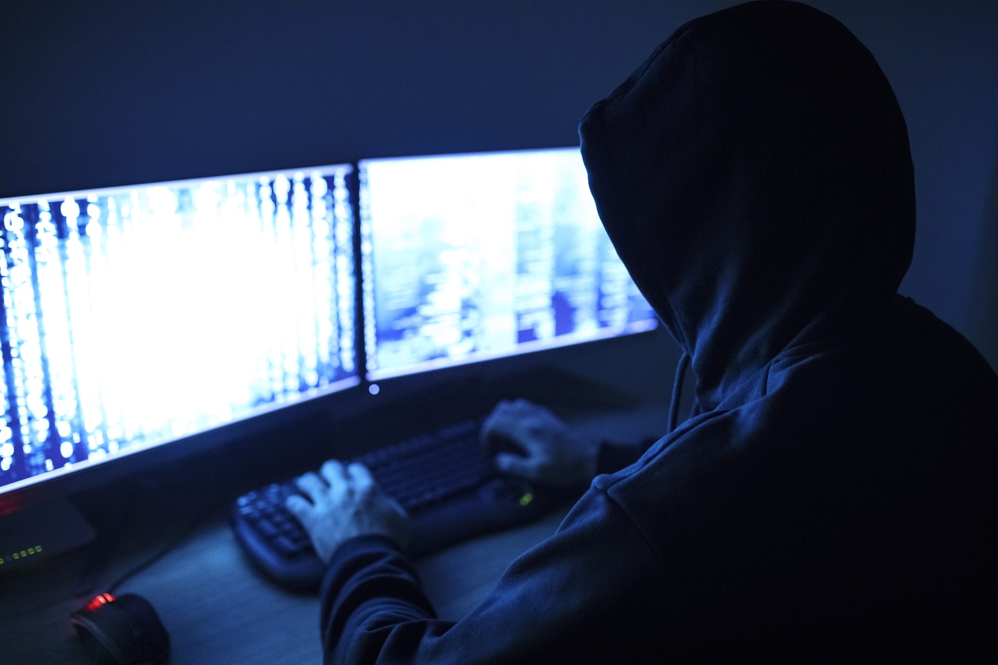 Litiga con l'amica, per vendicarsi affigge per mesi suoi fotomontaggi pornografici in strada: arrestato 19enne