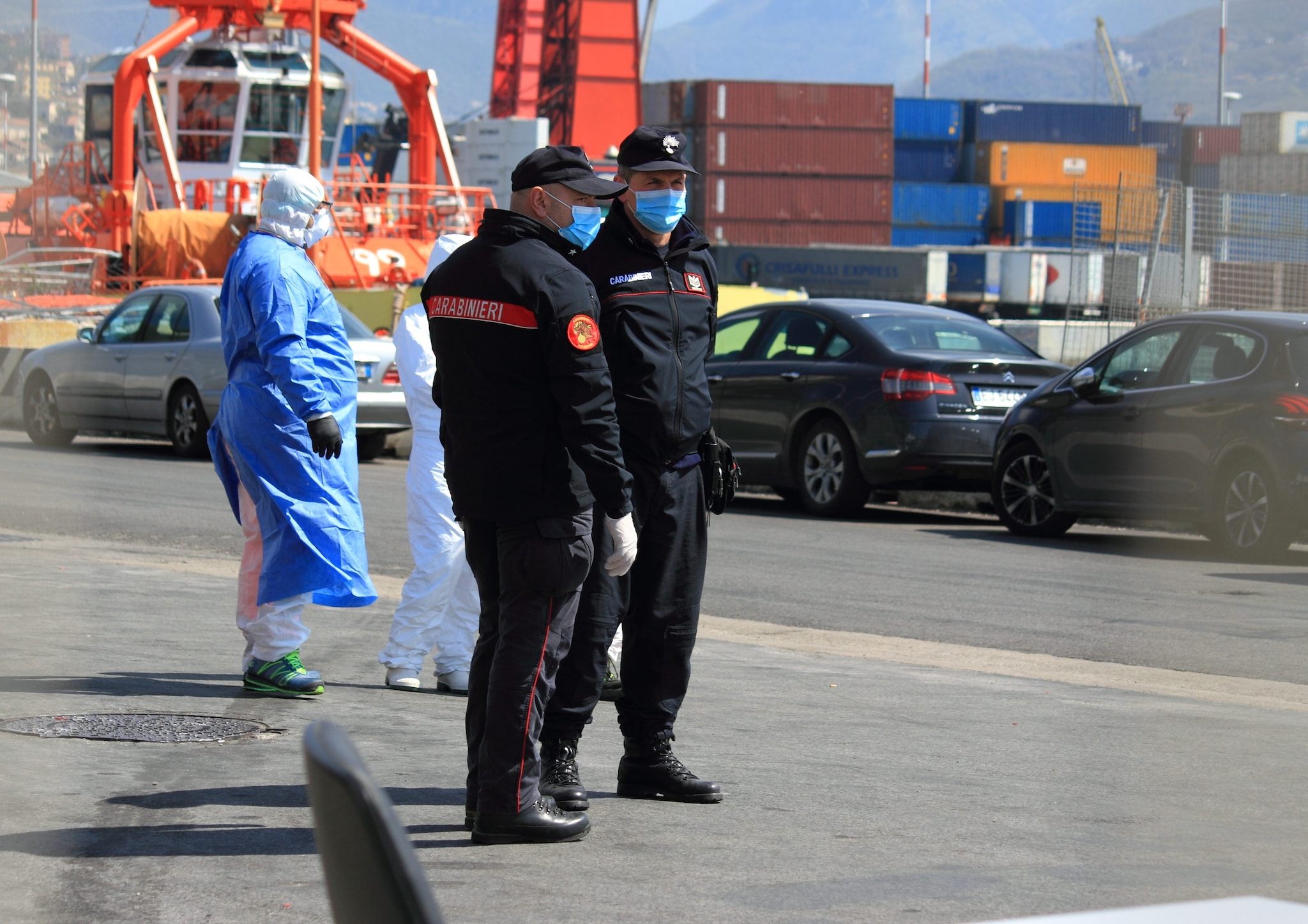 Dall'acqua spunta il cadavere di una donna, passanti lanciano l'allarme a Livorno: si indaga