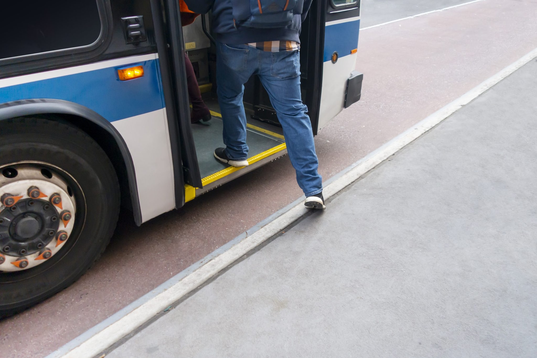 L'abbonamento del bus non va e l'autista vuole fargli fare 13 km a piedi: "Mio figlio come il bimbo di Belluno"
