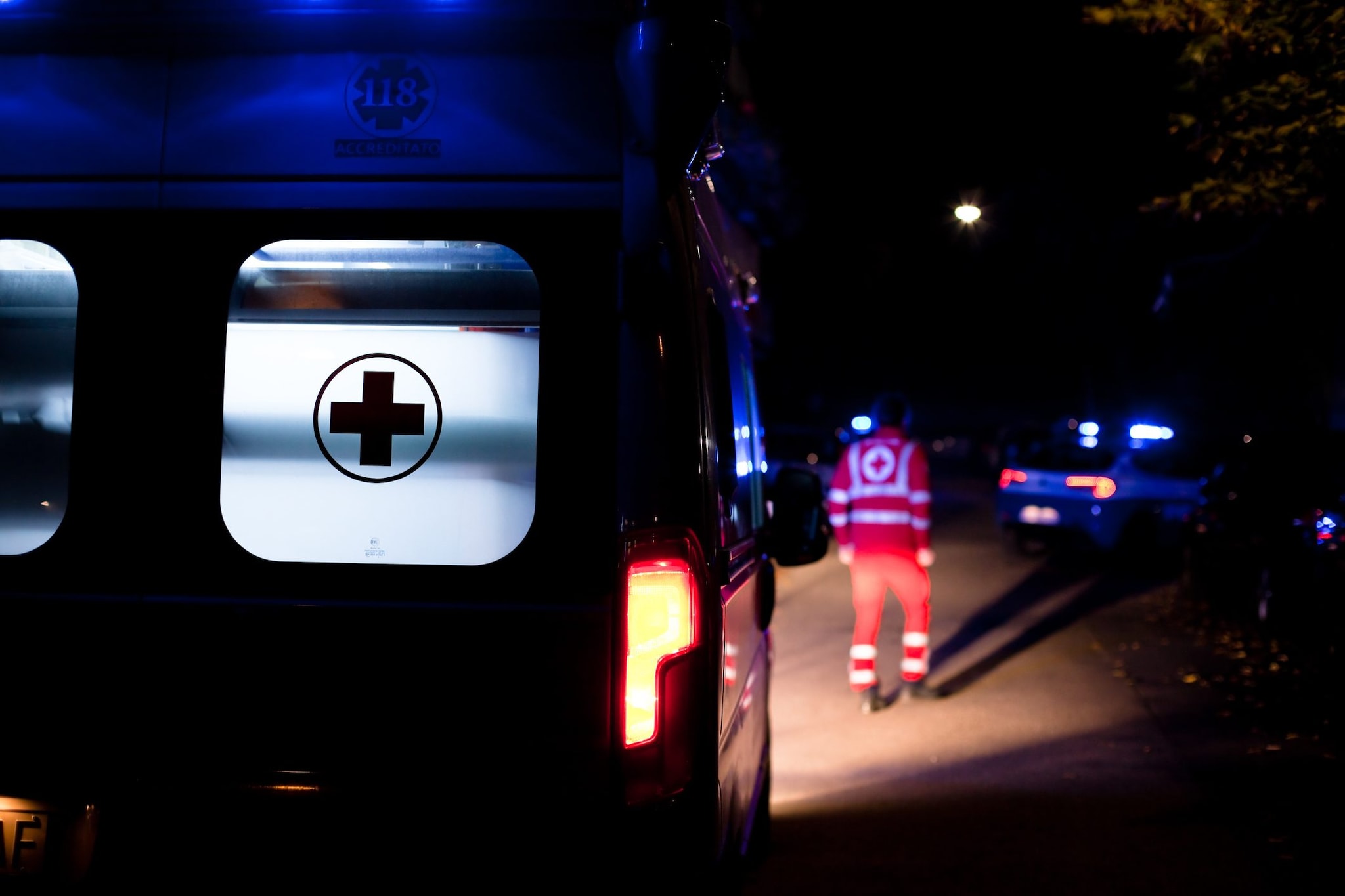 Attraversa l'autostrada di notte a Modena: travolto e ucciso al casello