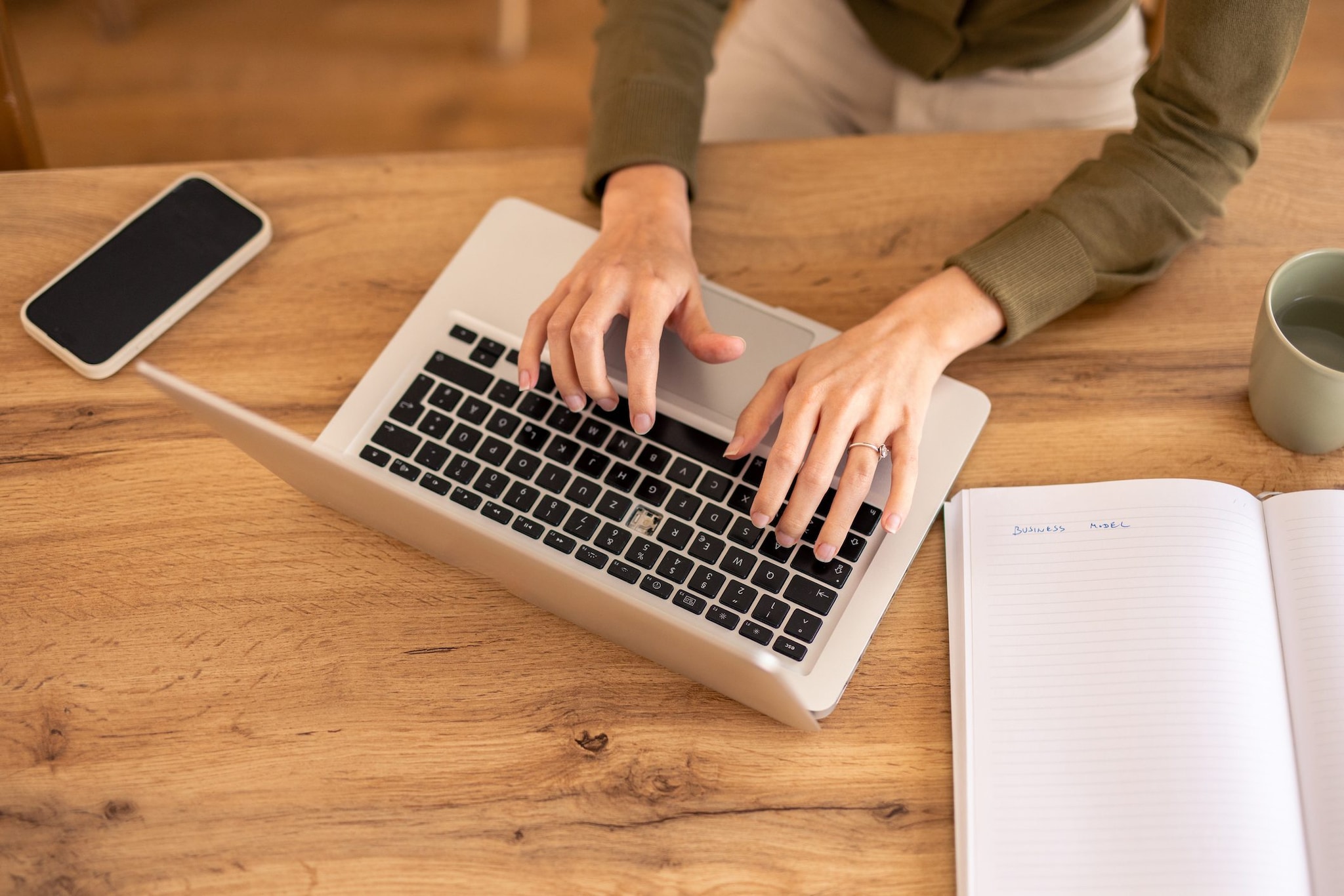 Se ti fai male a casa durante lo smart working vale come infortunio sul lavoro: cosa dice l'esperto