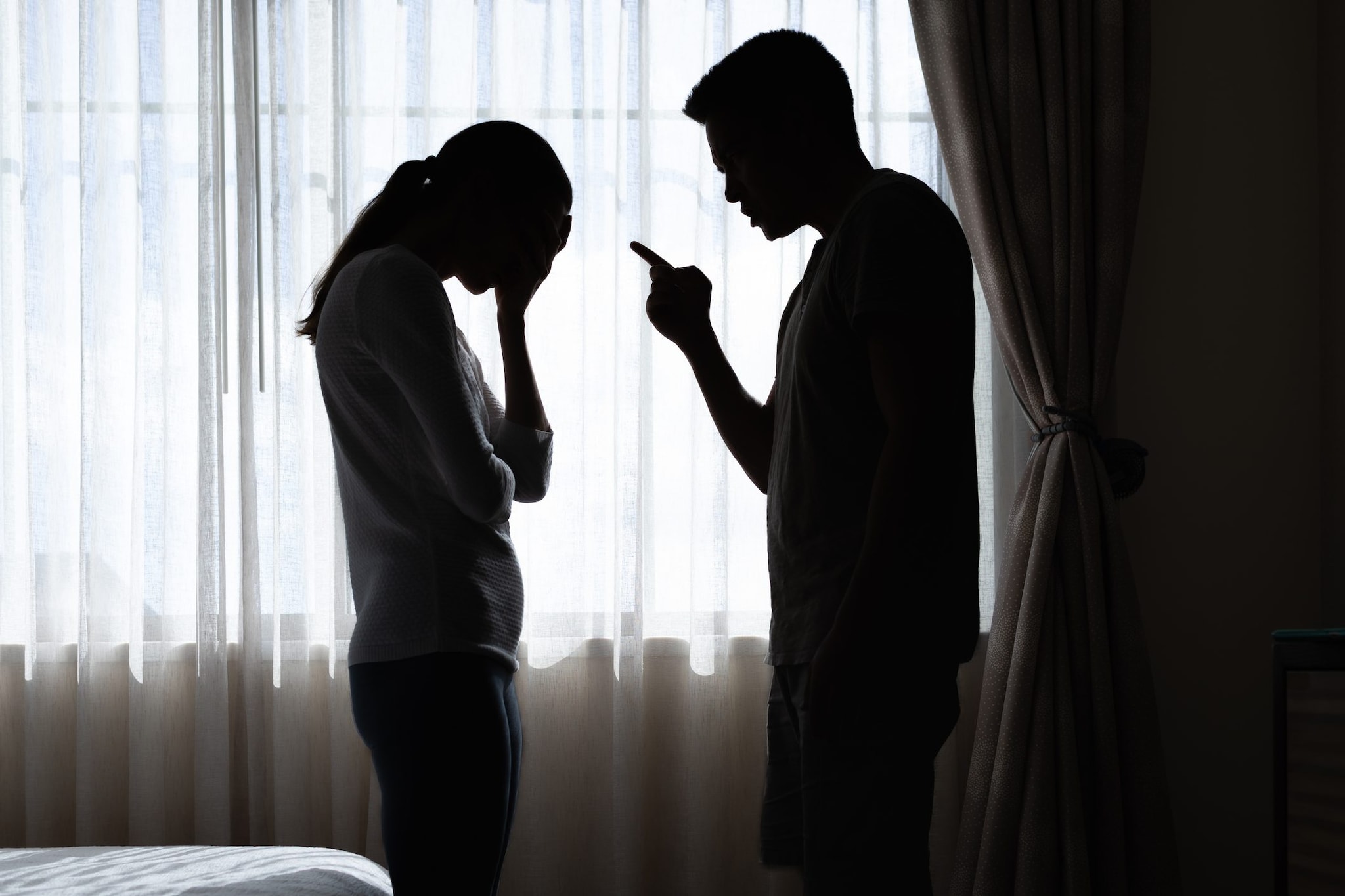 Spinge la moglie giù dal balcone e lei precipita per tre metri: "La picchiava anche durante la gravidanza"