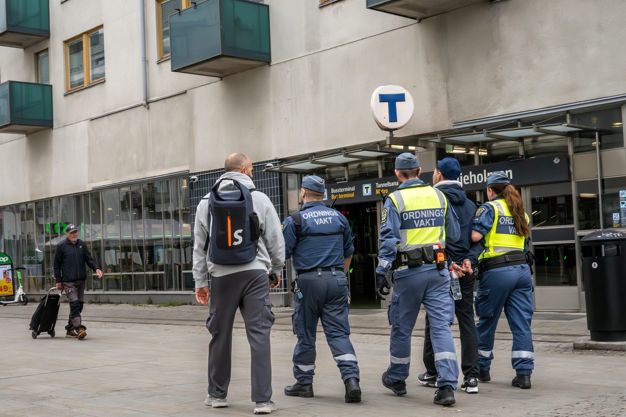 Vende la moglie per soldi: "Ha fatto sesso con oltre 100 uomini", il caso choc in Svezia