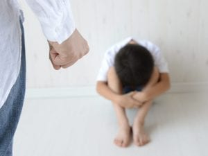 Bambini dell’asilo nido minacciati, trascinati per terra e legati alle sedie: video incastrano maestre a Verona