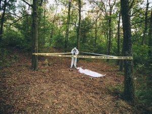 Diceva: “Mamma è partita per un viaggio”, invece l’aveva seppellita in un bosco a Torino