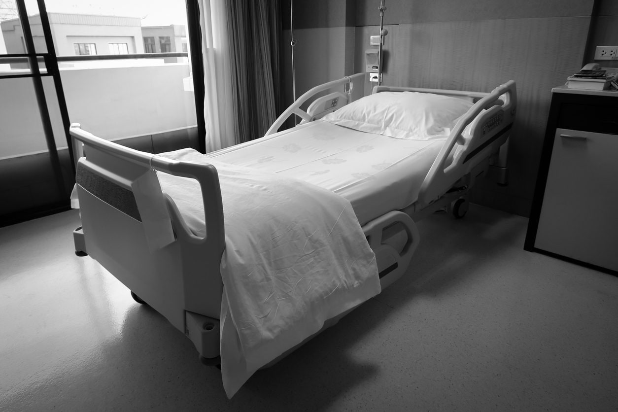 Va a trovare il marito in ospedale e scopre che è morto: la vedova ottiene la riapertura del caso