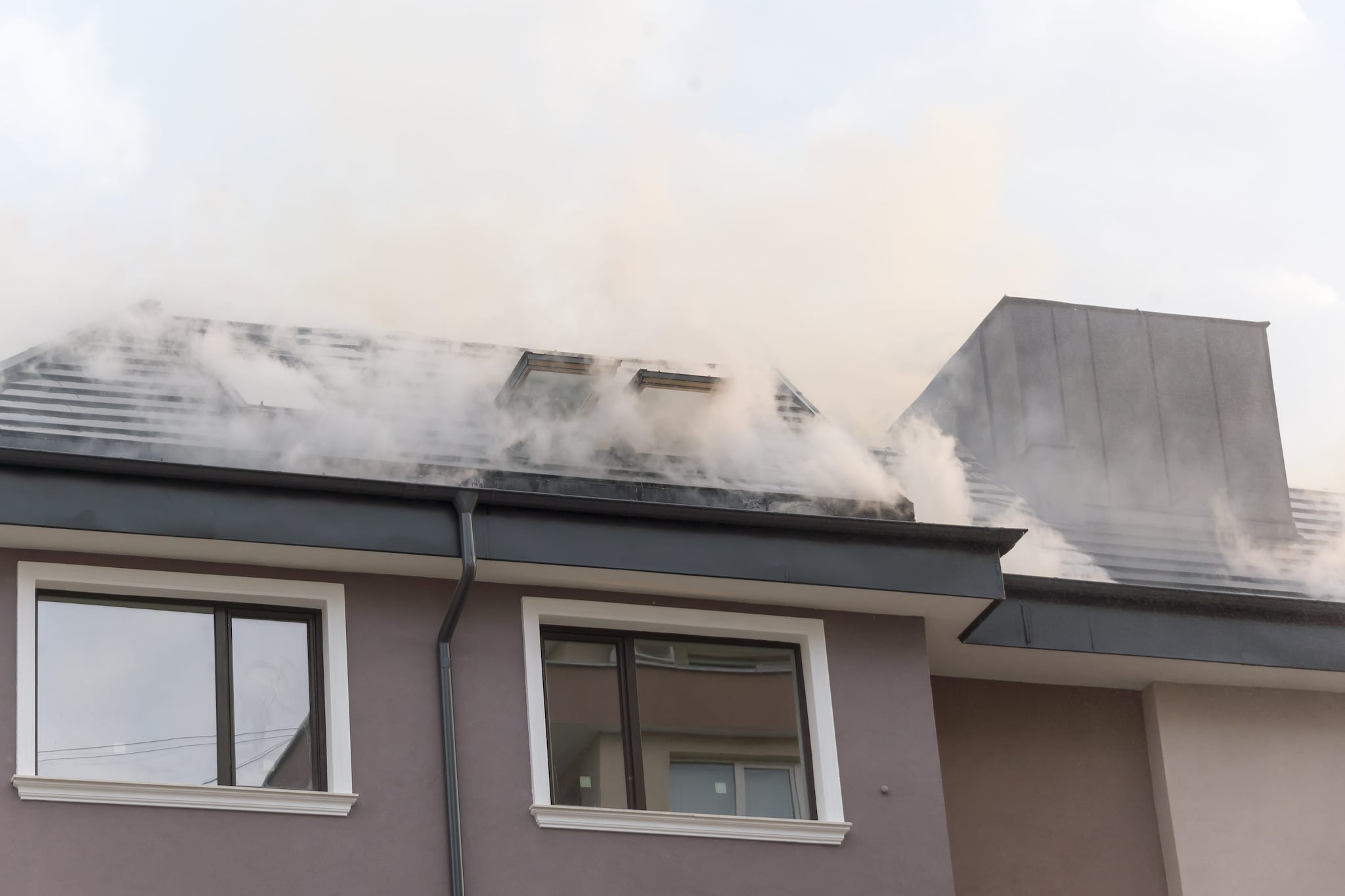 Stufa a pellet si surriscalda e incendia casa, 24enne si lancia dalla finestra: ricoverata a Trento