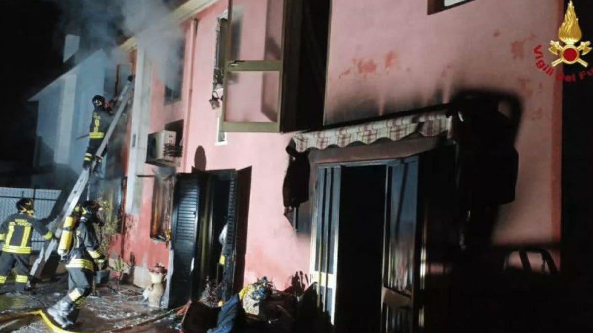 I vigili del fuoco sul luogo dell’incendio