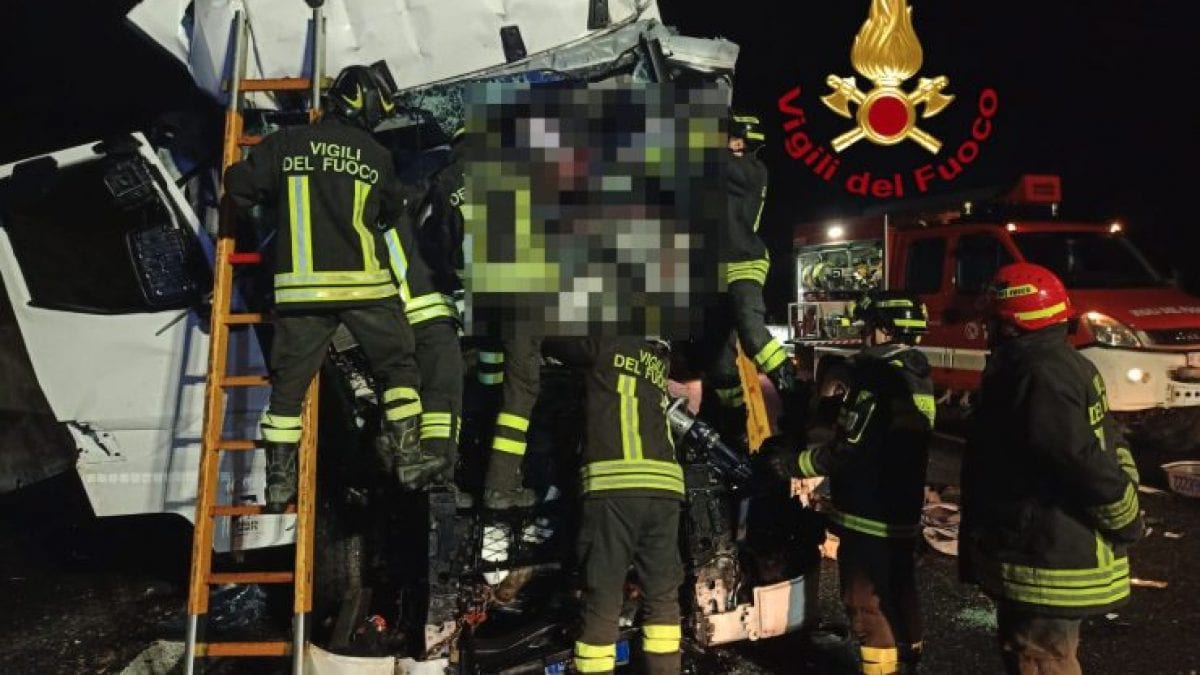 Vigili del fuoco sul luogo dell’incidente in A1