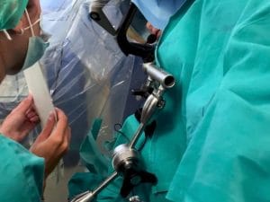 Un bimbo di 9 anni è stato operato al cervello restando sveglio e parlando: il rarissimo intervento in Veneto