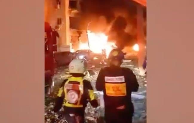 Missili iraniani su Tel Aviv, il racconto del paramedico israeliano: "Auto in fiamme e caos tra i residenti"