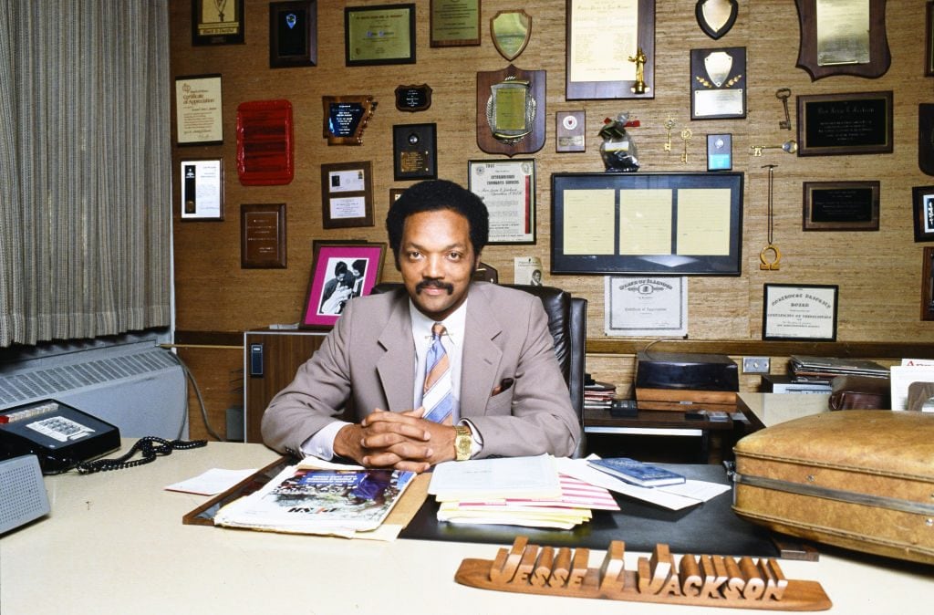 Jesse Jackson nel suo ufficio a Chicago nel 1982 (Getty). 