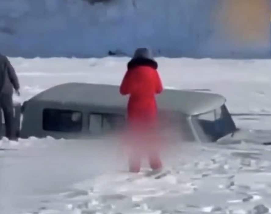 Minibus turistico affonda nel lago ghiacciato più profondo del mondo: 8 morti, distrutta intera famiglia