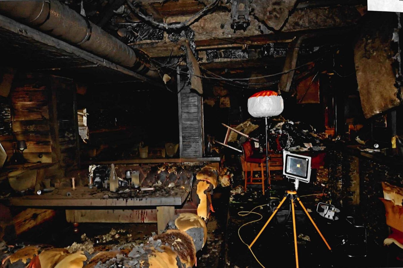 Strage Crans Montana, le foto dell'interno del Constellation subito dopo l'incendio di Capodanno