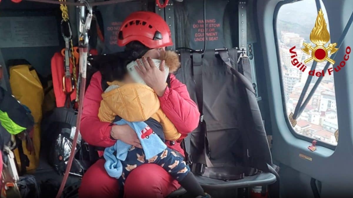 La mamma salvata in provincia di Cosenza con il suo bambino durante l’esondazione del fiume Crati