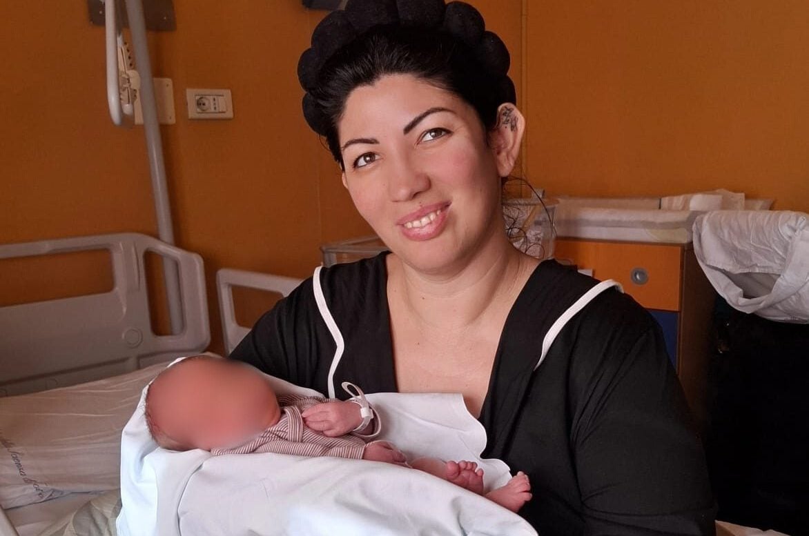 Mamma incinta rischia di morire per rara anomalia plancentare: si salva e torna a casa con il piccolo Riccardo