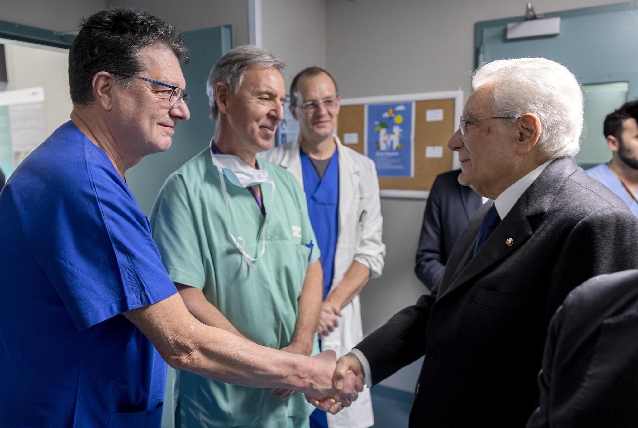 A un mese dalla strage di Crans-Montana ci sono ancora 64 feriti in ospedale: Mattarella in visita al Niguarda