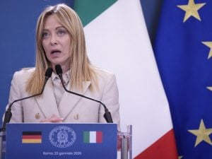 “Se sei nei guai, prenditela coi migranti”: la regola d’oro di Meloni per smettere di perdere voti