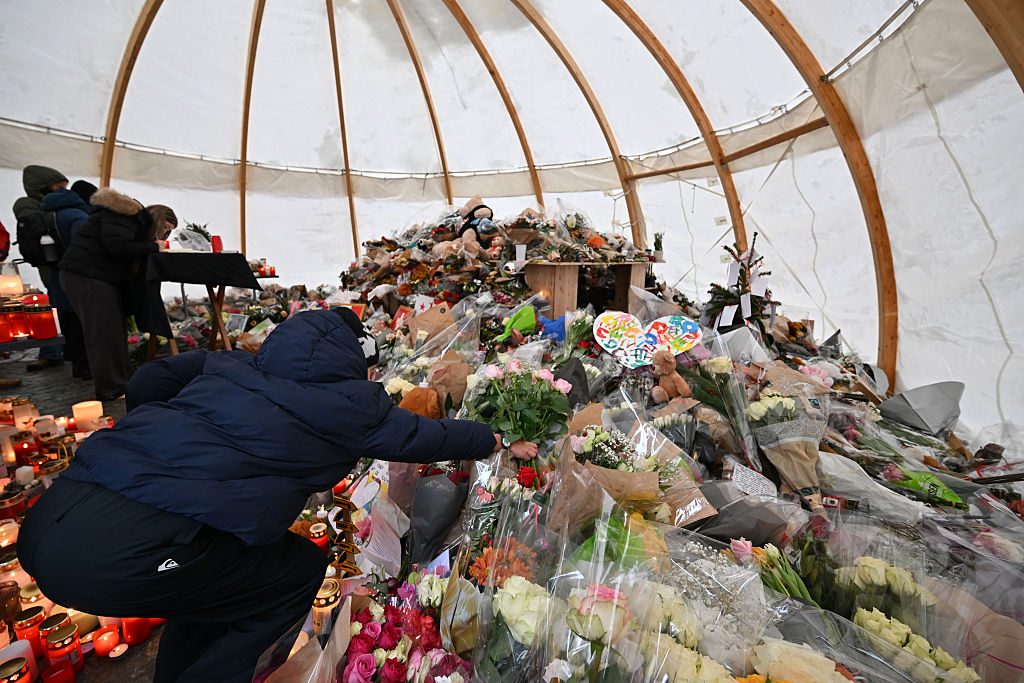 A Crans-Montana incendio improvviso al memoriale per le vittime del Constellation, persone in lacrime