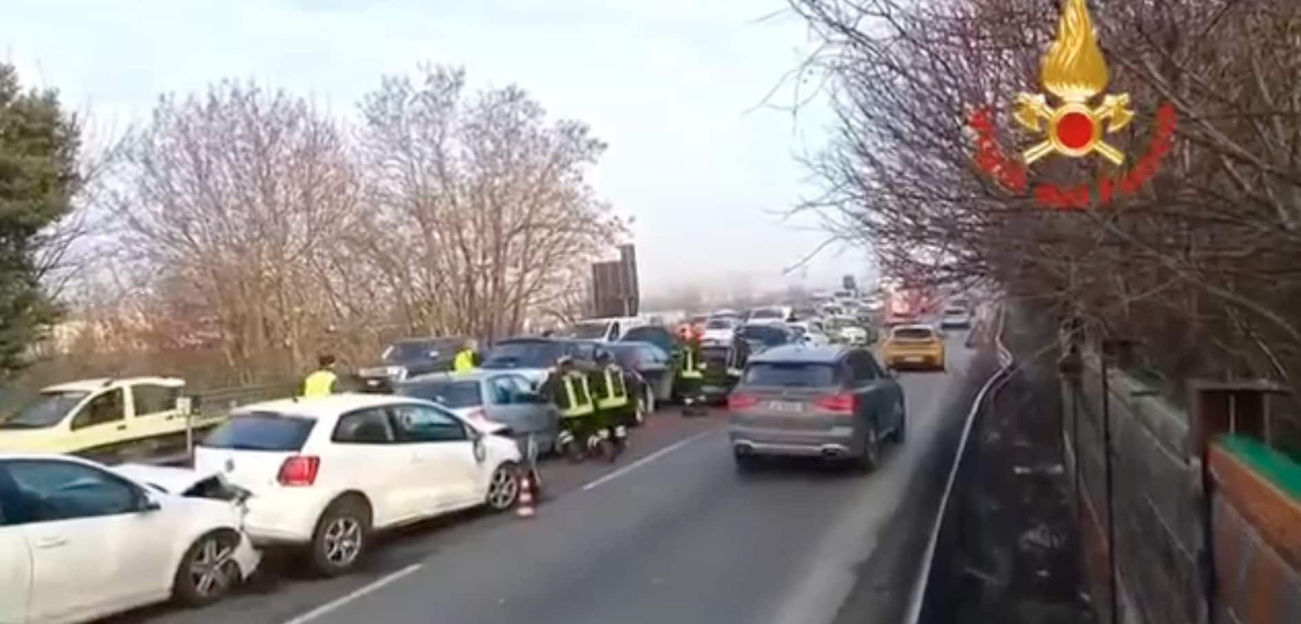 Maxi tamponamento a catena tra 15 auto in tangenziale a Modena, il traffico torna regolare