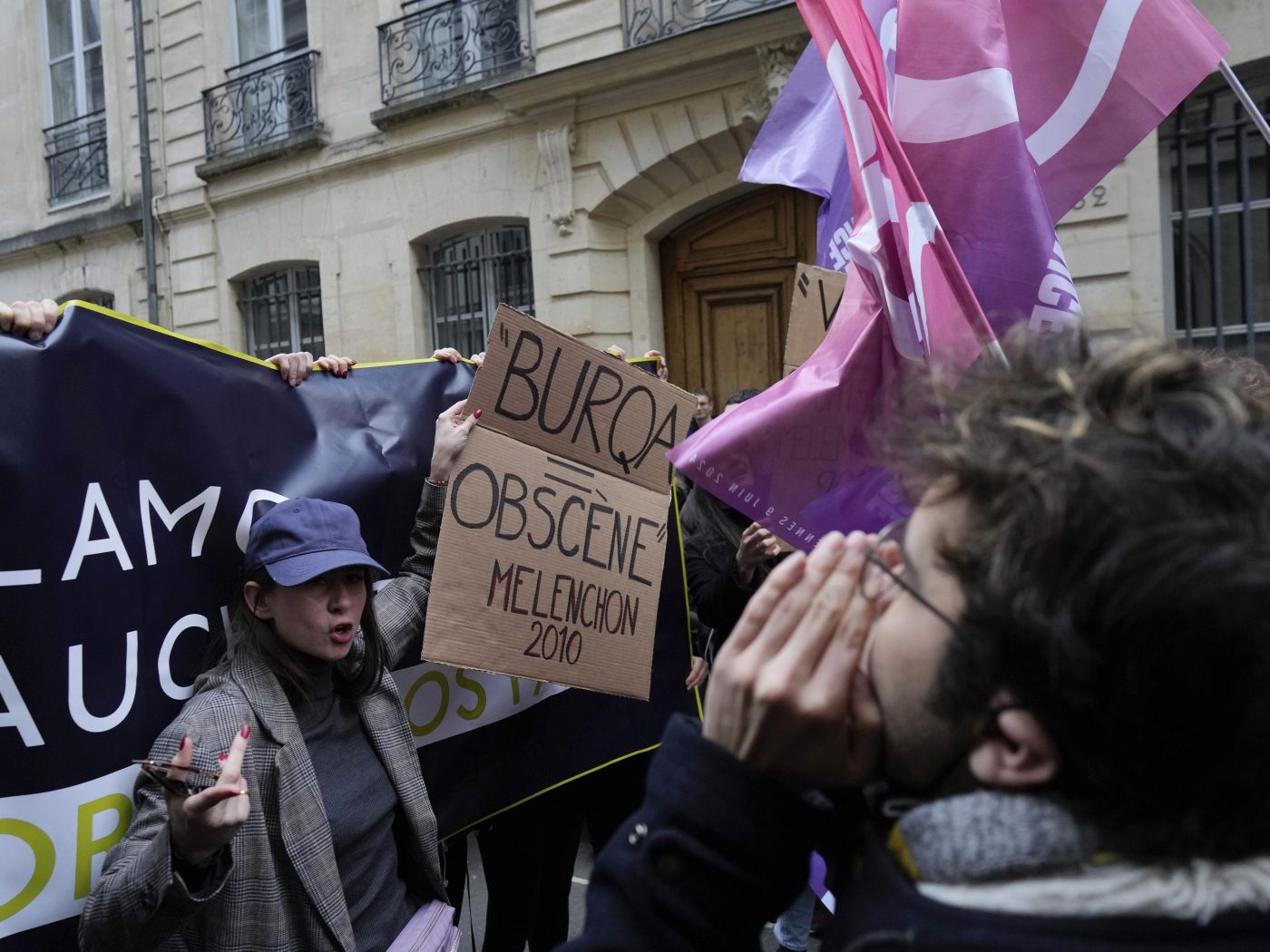 Chi sono le attiviste di Nemenis, il gruppo razzista e xenofobo che col femminismo non ha nulla a che fare