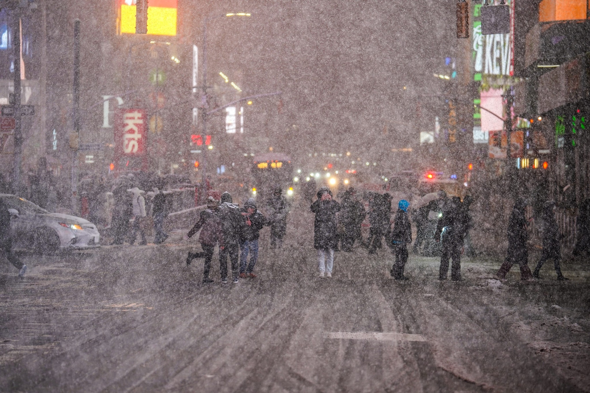 Tempesta di neve a New York, strade chiuse e migliaia di voli cancellati: "La peggiore degli ultimi 10 anni"