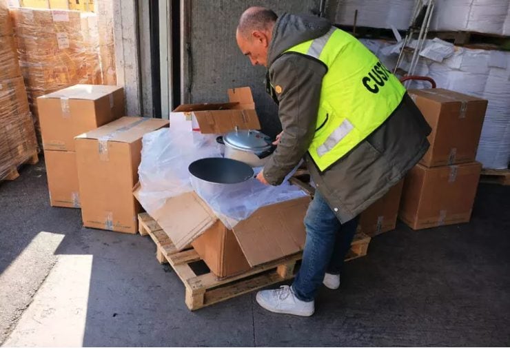 Sequestrate 1.200 pentole a pressione e padelle al porto di Livorno: non erano a norma. Valore 84mila euro