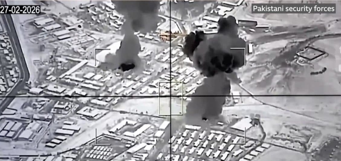 Il Pakistan bombarda l'Afghanistan: "La pazienza è finita, ora è guerra aperta". Scontri al confine