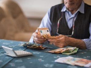 Anziano indigente chiede se può avere pensione sociale: ha diritto a 1.400 euro mensili e 106mila euro di arretrati