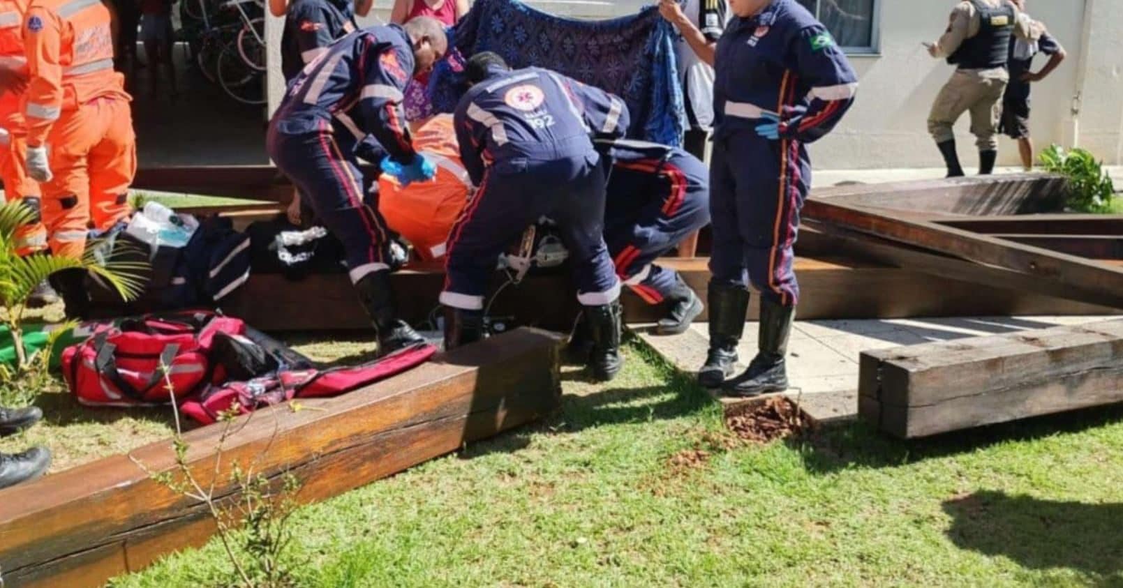 Pergolato crolla sui bimbi al parco, morta piccola di 10 anni e 4 feriti in Brasile: "Uccisa dall'incompetenza"