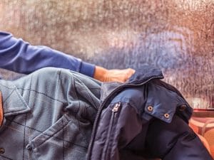 “Non mi riconosce”, picchia il nonno e lo manda in ospedale: anziano muore un anno dopo, accusato di omicidio