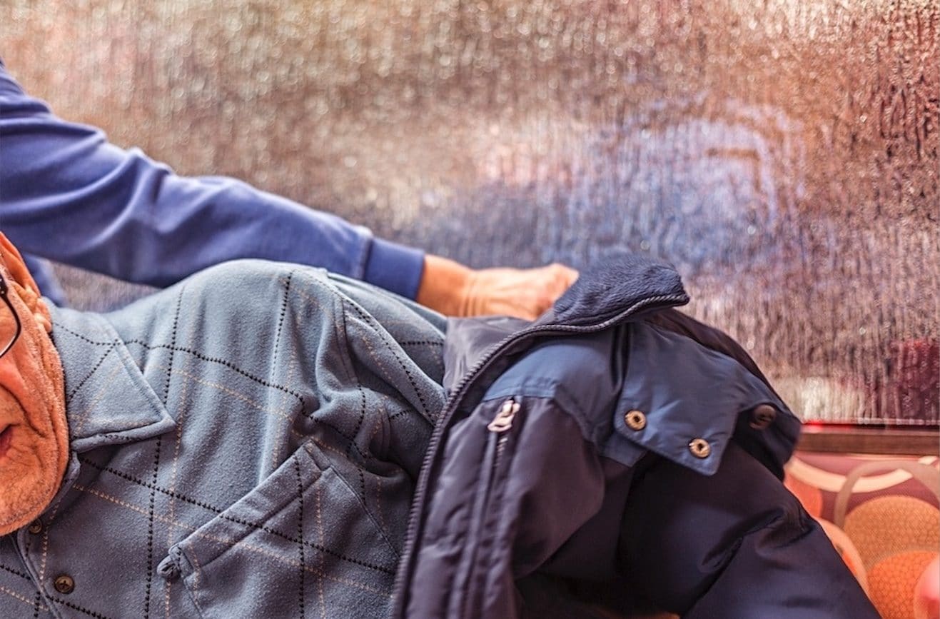 “Non mi riconosce”, picchia il nonno e lo manda in ospedale: anziano muore un anno dopo, accusato di omicidio