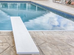 Cade in piscina durante la festa per il suo primo compleanno, bimbo muore annegato: dramma in Brasile