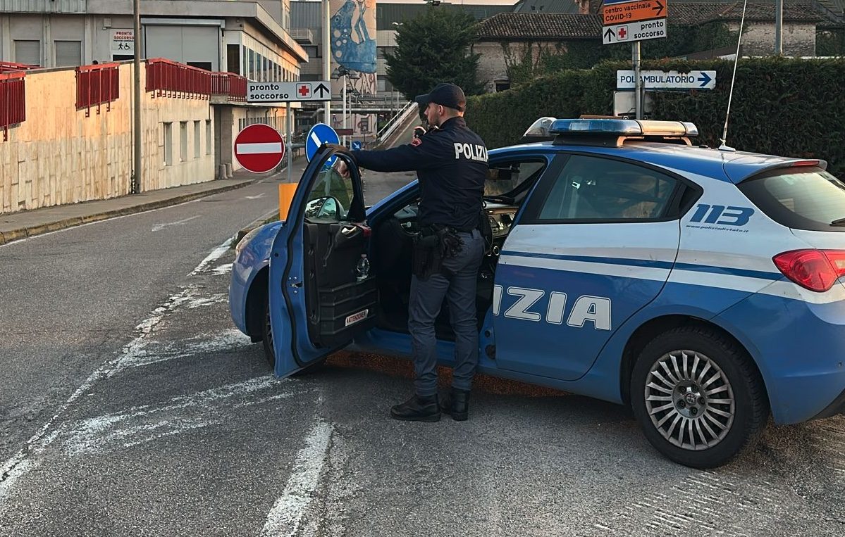 Finge di avere pistola con la mano in tasca, rapina la farmacia e va dalla polizia: “In cella avrò tetto e letto”
