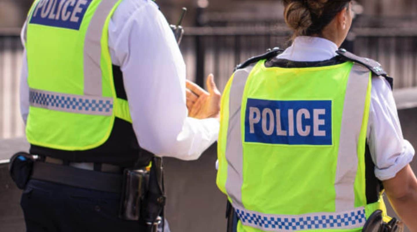 Fidanzata poliziotta lo tradisce con collega e poi sposa l’agente delle indagini: lui fa causa alla polizia in Uk