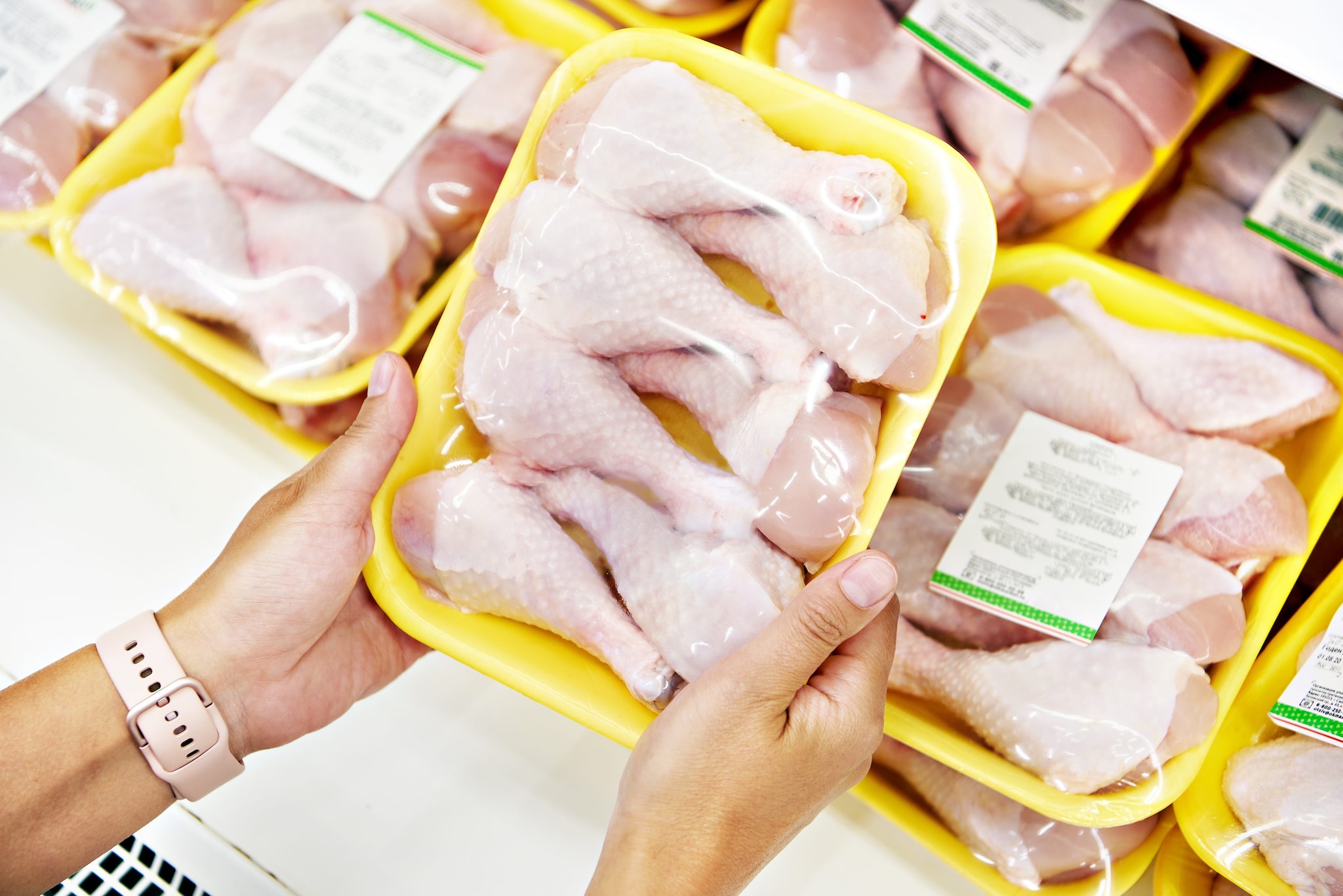 Petto di pollo, cosce e ali richiamati dai supermercati per sospetta salmonella: i lotti interessati