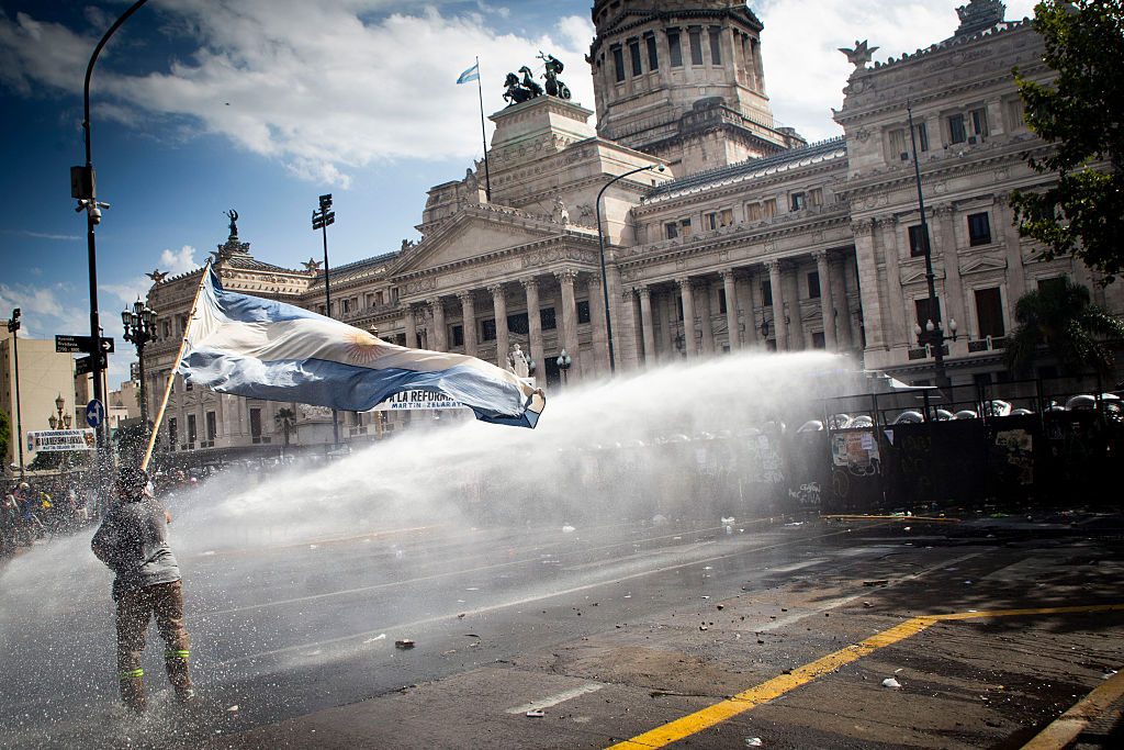 Argentina, scoppia la protesta contro la riforma del lavoro di Milei: 37 fermati e quattro agenti feriti