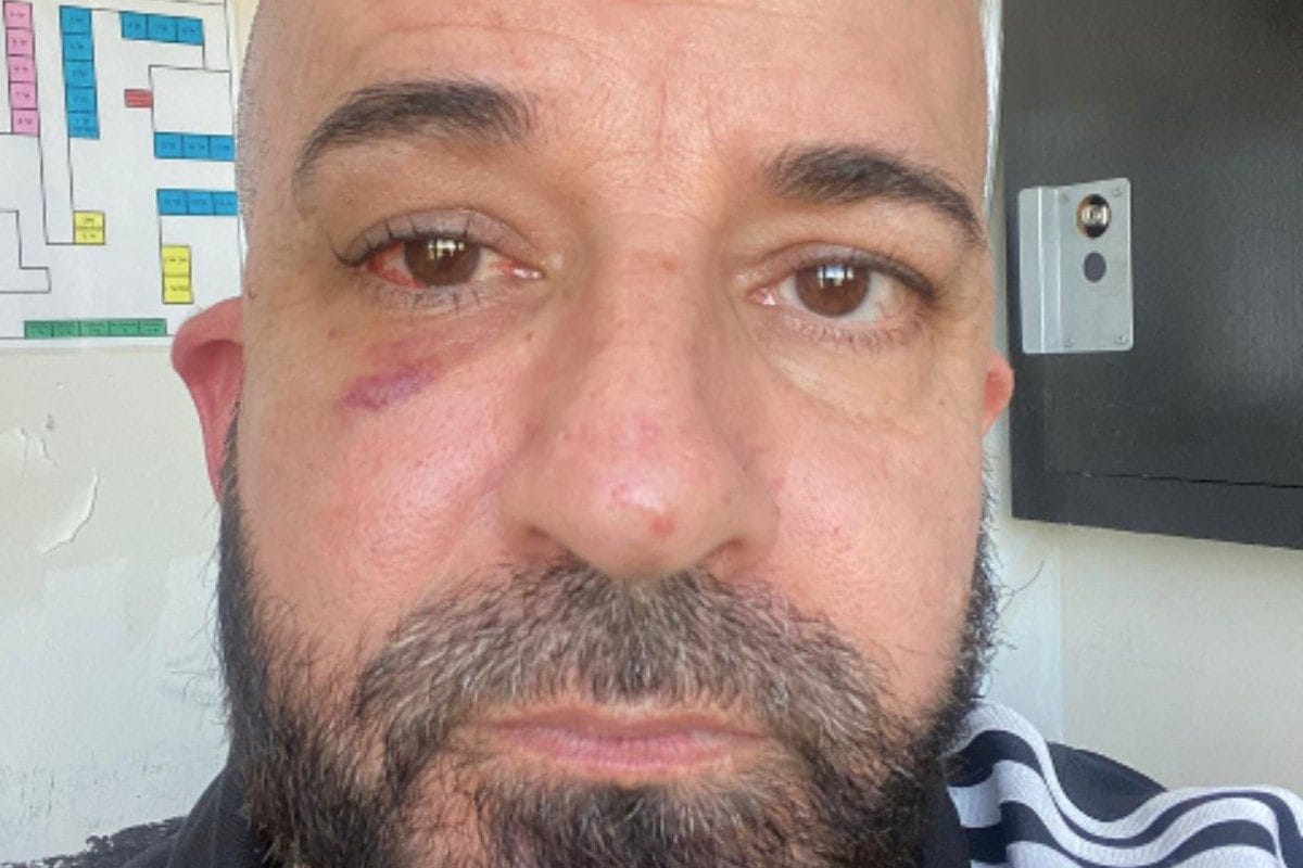 Bambino sordo aggredito in biblioteca insieme al padre: “Gli dava fastidio la sua voce, l’ha sbattuto sul divano”