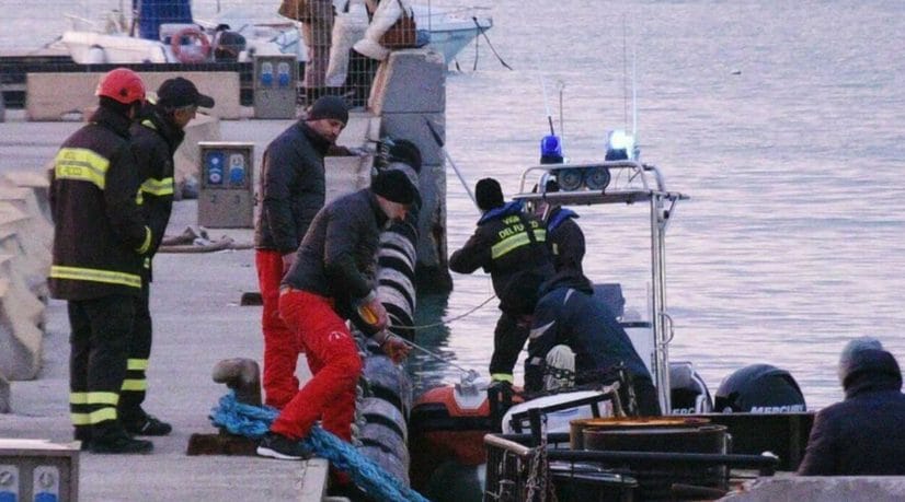 Picchia la madre la sera del suo 20esimo compleanno: poi fugge e si getta in mare a Civitanova