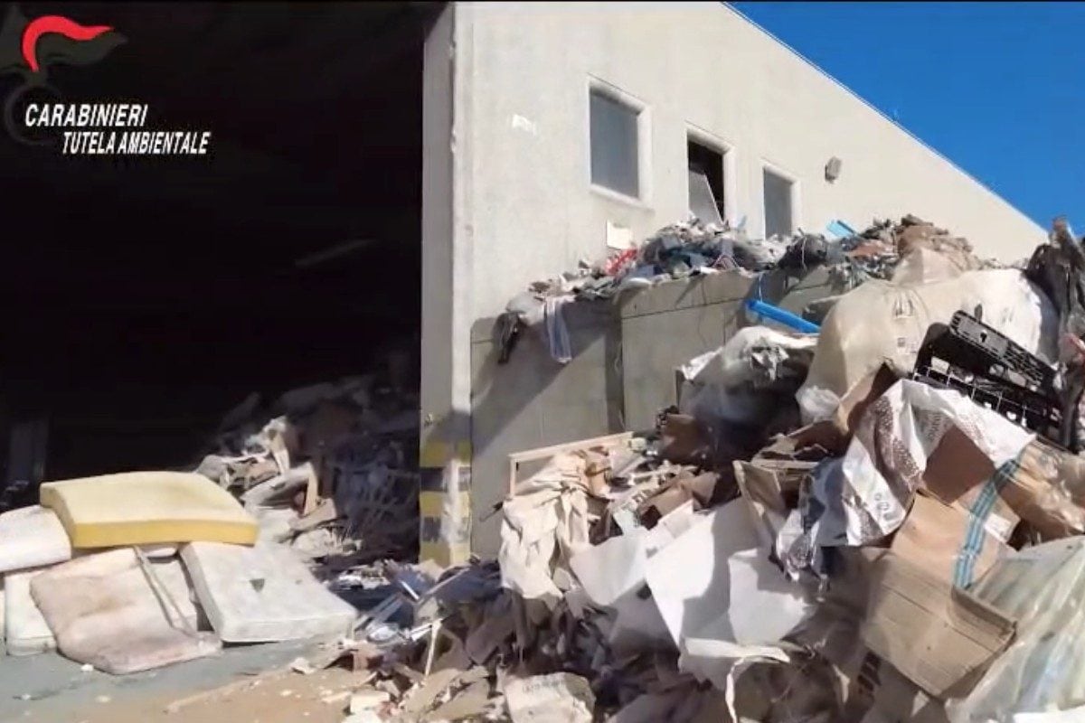 Traffico illegale di smaltimento rifiuti tra Italia e Bulgaria, 6 arresti: il video degli affari da 300mila euro